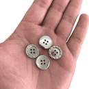PACOTE FECHADO - Botão 4 Furos Prata Borda Trabalhada 18mm 200Un